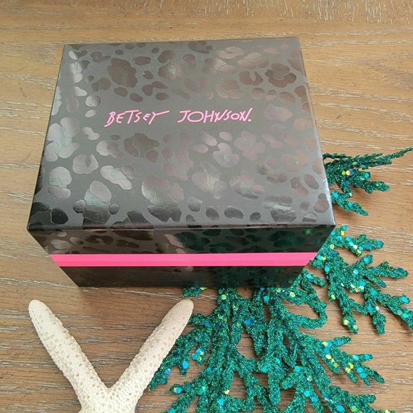 BETSEY JOHNSON CRYSTAL BEZEL ROSE-GOLD WATCH W/BRACELETS BOXED SET NEW!! $120+ - Picture 2 of 9